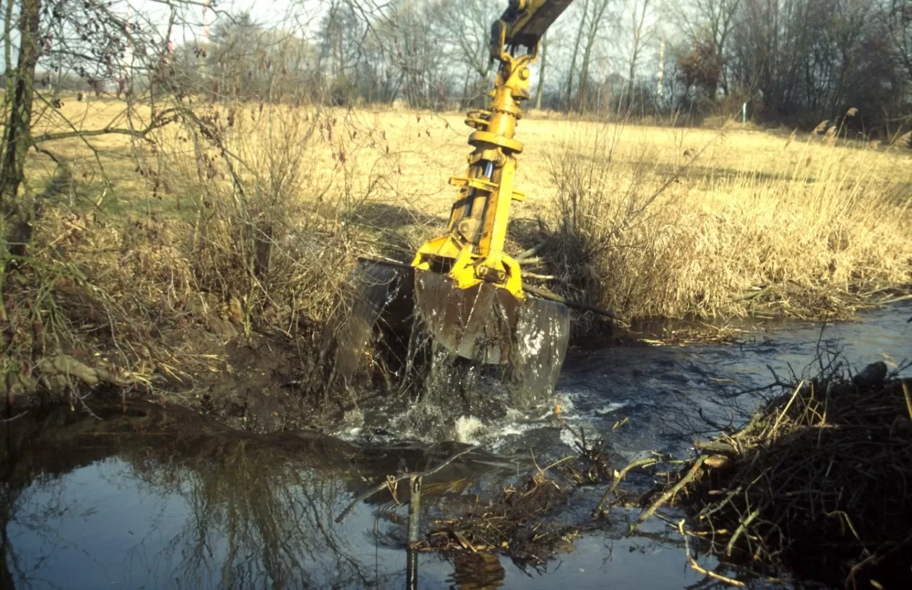 Dam removal with excavator - G Schwab